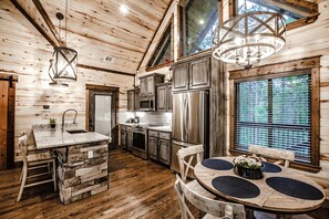 Fridge, microwave, oven, stovetop - Elegant Couples Cabin, Magnolia Design, 5-Star Amenities (Broken Bow)