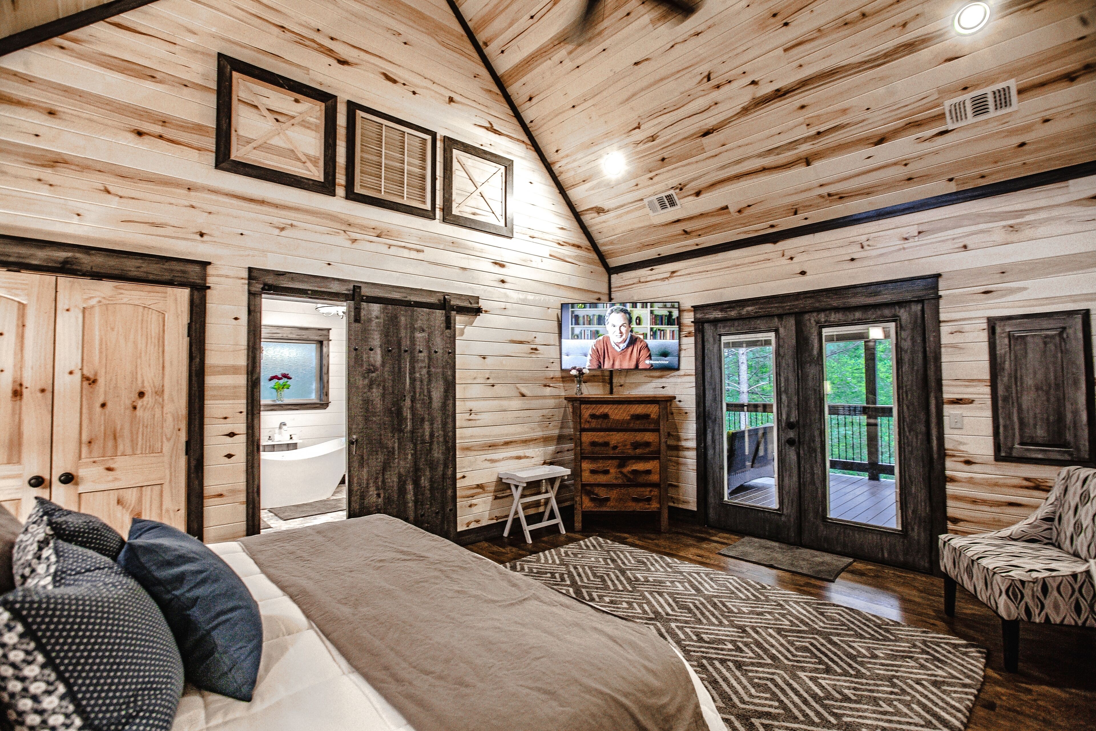 Elegant Couples Cabin, Magnolia Design, 5-Star Amenities