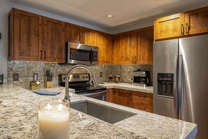 Fridge, microwave, oven, stovetop - Modern, updated condo 100yds from the Park City Mt. - close to Deer Valley   (Park City)