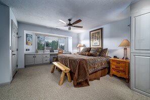 2 habitaciones, caja de seguridad en la habitación y escritorio 