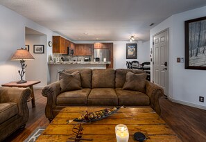 Smart-TV, Kamin, DVD-Player, Bücher
