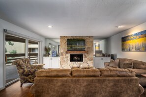 Smart TV, fireplace, DVD player, books - Modern, updated condo 100yds from the Park City Mt. - close to Deer Valley   (Park City)