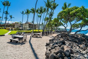 Outdoor dining - 🏖️AC | Top Floor Corner Unit | Ocean View (Kailua Kona)