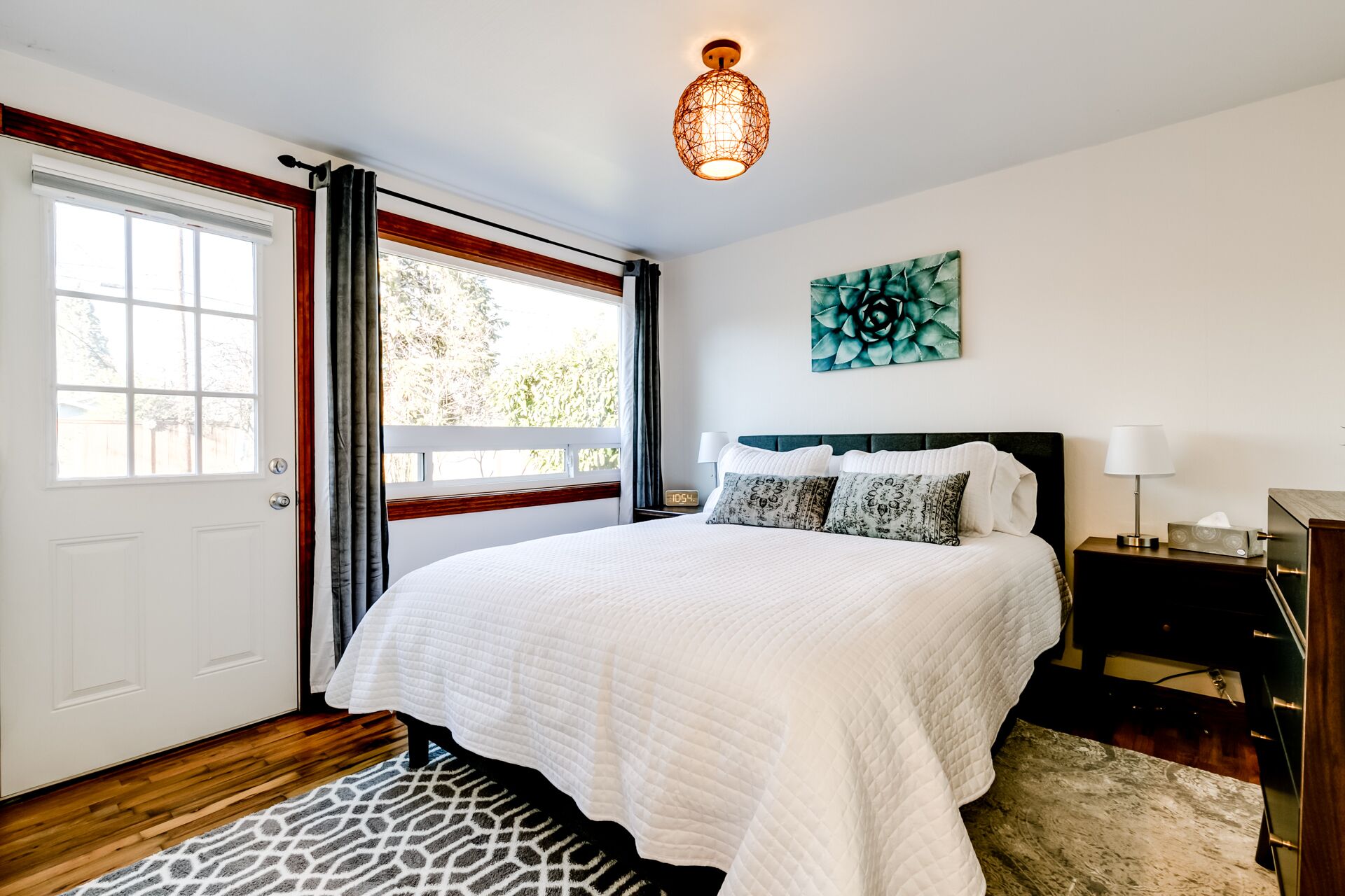 Stylish Mid Century Home 2 mi. to Downtown & UO.