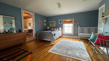 4 bedrooms, iron/ironing board, free WiFi, bed sheets