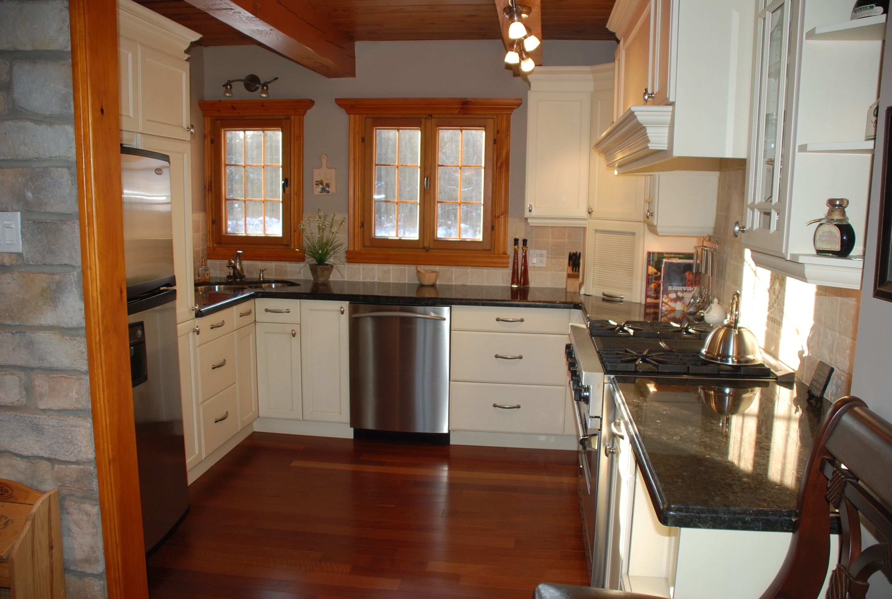 Lakeside Canadian Log Cabin (40 minutes from Mont Tremblant)