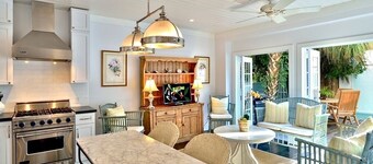 Downtown Retreat - A++ Location W/ Private Heated Pool/Hot Tub