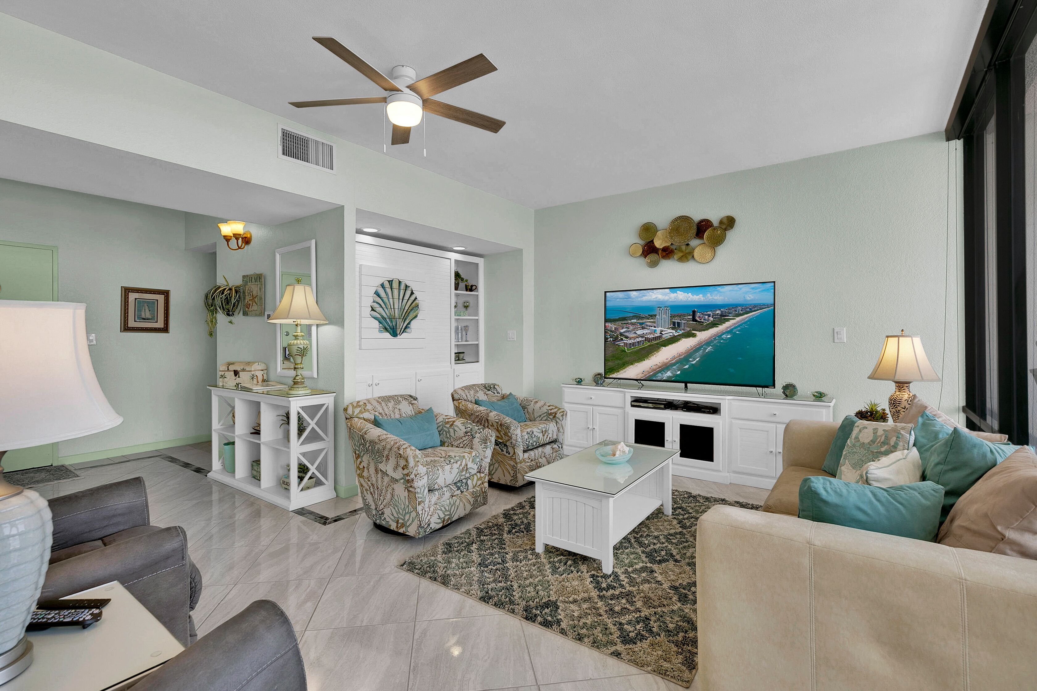 Cozy living room with plenty space for everyone!