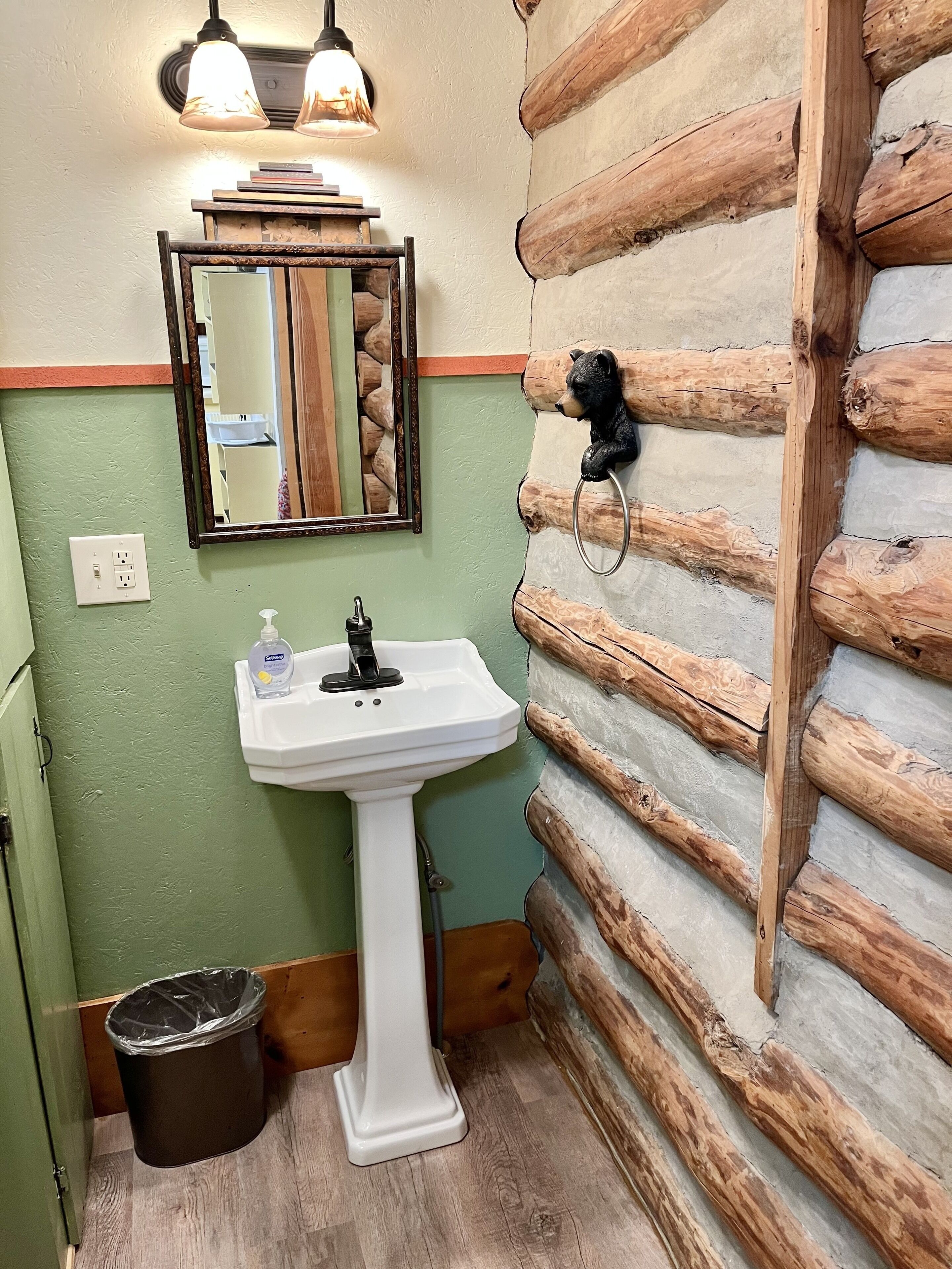 Located AT LAKE JUNALUSKA!!  Beautiful Log Cabin, Modern Amenities, WIFI, HD TV