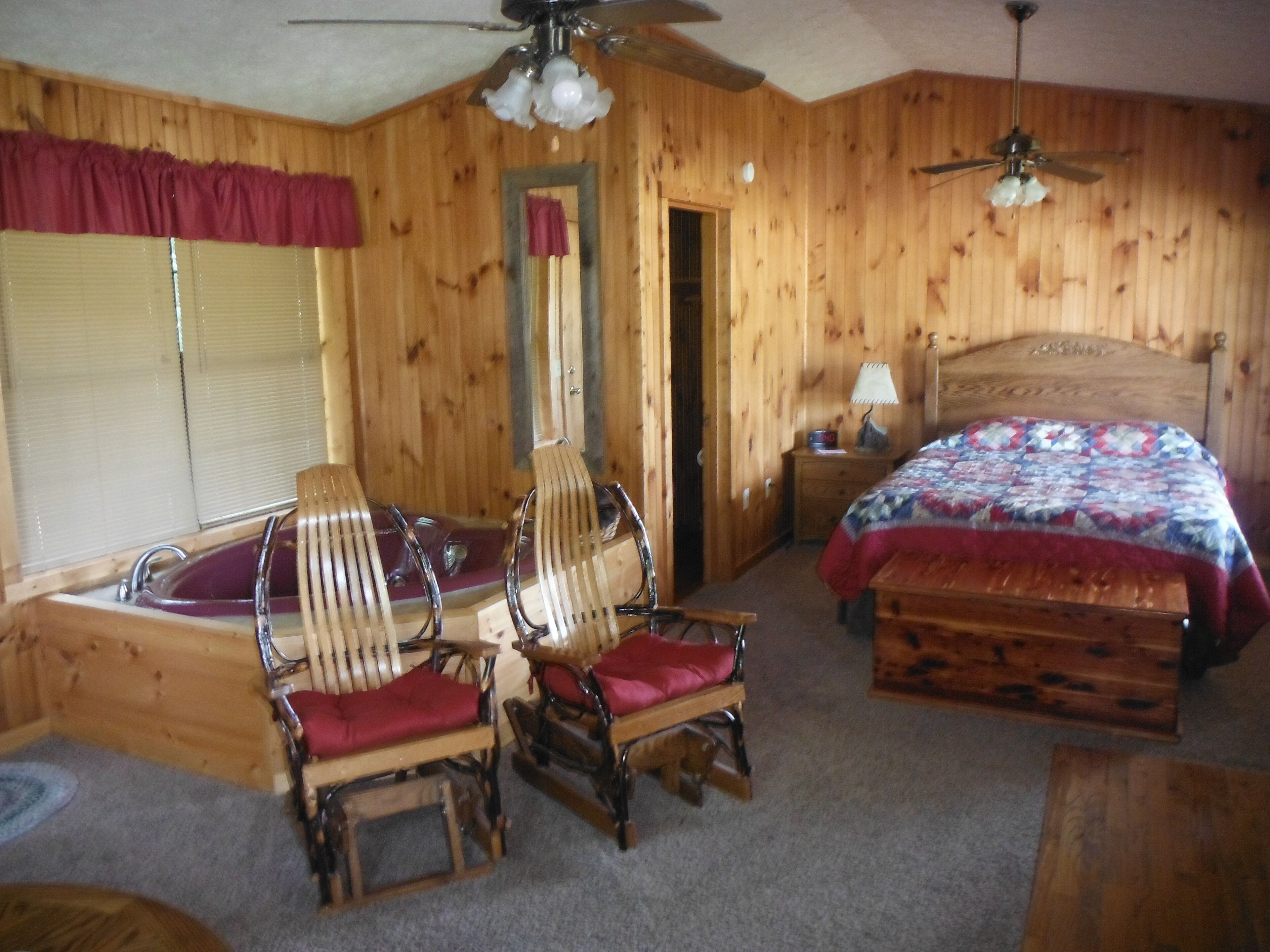 Beautiful, Affordable, Cabin Near Pigeon Forge For Couples!