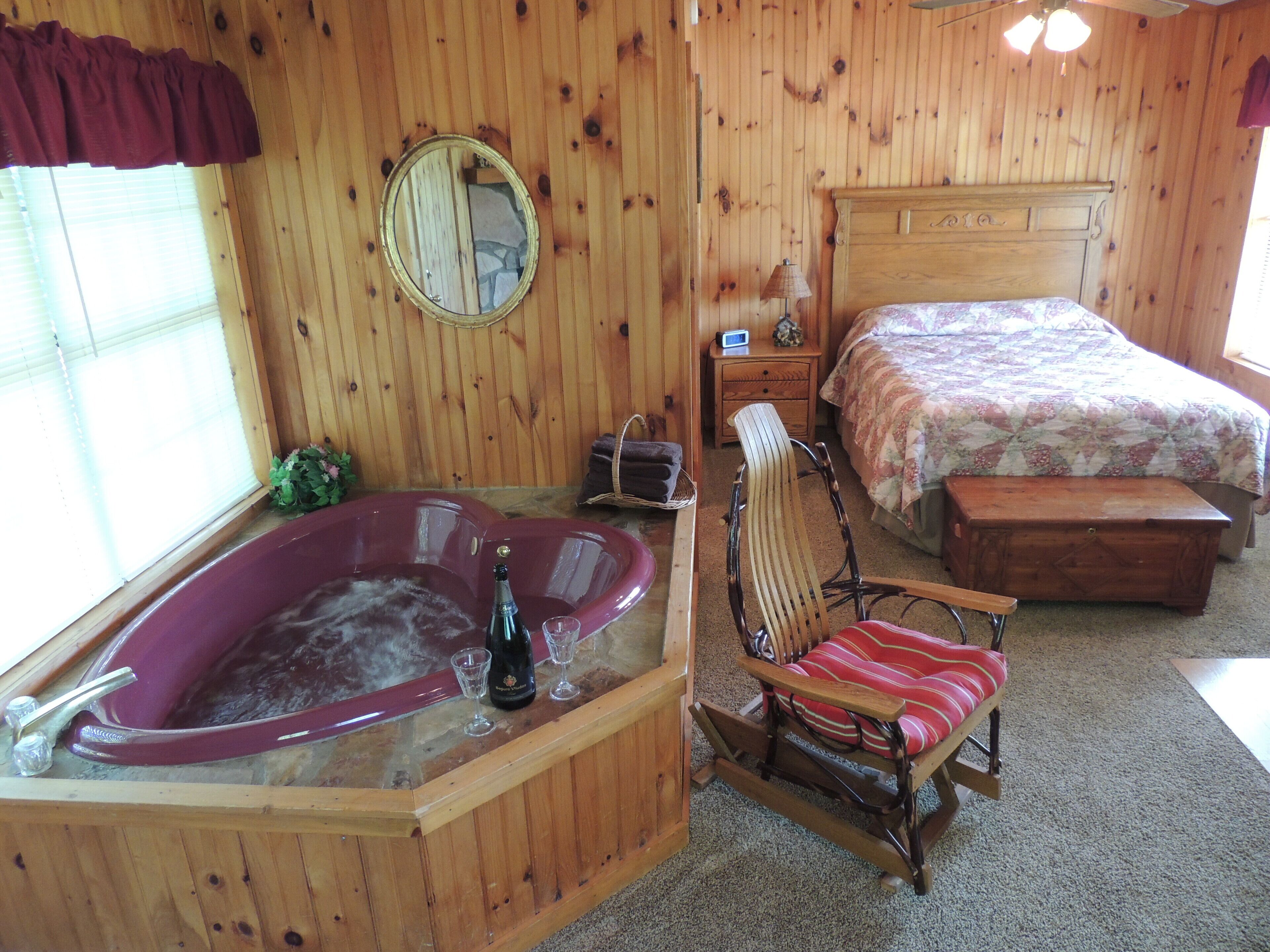 Beautiful, Affordable, Cabin Near Pigeon Forge For Couples!