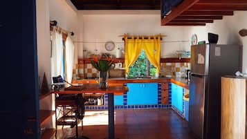 Réfrigérateur, micro-ondes, cafetière/bouilloire, grille-pain