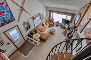 Smart TV, chimenea, videojuegos, reproductor de DVD