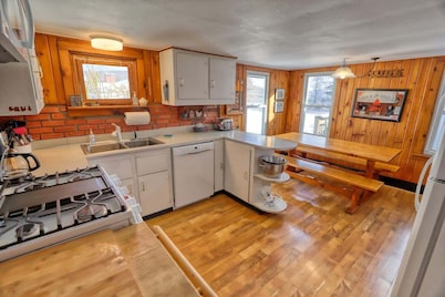 Carley House Too - pet friendly, hot tub, firepit!