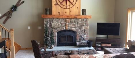 تلفزيون، مدفأة، مشغل دي في دي، كرة قدم الطاولة