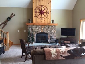 Télévision, cheminée, lecteur de DVD, baby-foot