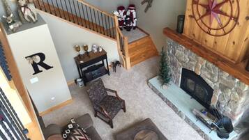 Televisio, takka, DVD-soitin, pöytäjalkapallopöytä