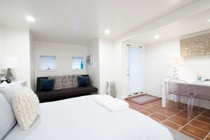 Iron/ironing board, WiFi, bed sheets - WELL-EQUIPPED STUDIO APT - WALK TO METRO SUBWAY! (Washington)