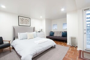 Tabla de planchar con plancha, wifi y ropa de cama