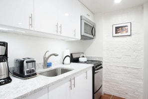 Fridge, microwave, oven, stovetop - WELL-EQUIPPED STUDIO APT - WALK TO METRO SUBWAY! (Washington)