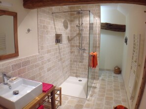 Combined shower/tub, hair dryer, towels, soap