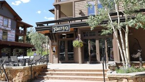 Un edificio con un letrero que dice "Toast & Co." y una escalera que conduce a la entrada.