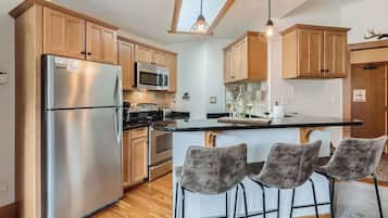 Refrigerador, microondas, horno, placa de cocina