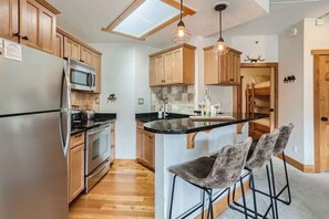 Fridge, microwave, oven, stovetop - Stunning Views, Steps to Lift, Hot Tub, Garage (Copper Mountain)