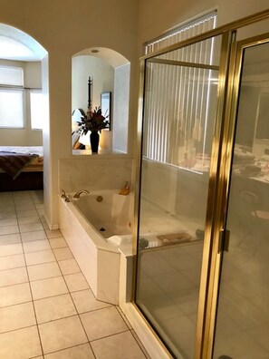 Ensemble douche/baignoire, baignoire à jets, sèche-cheveux