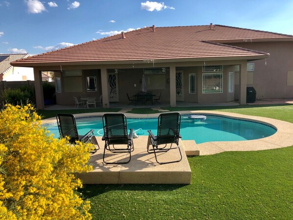 حمّام سباحة خارجي، حمّام سباحة مُدفَّأ