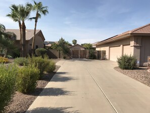Property grounds - Large Upscale Vacation Home in Coyote Ranch with Private Pool and RV parking (Casa Grande)