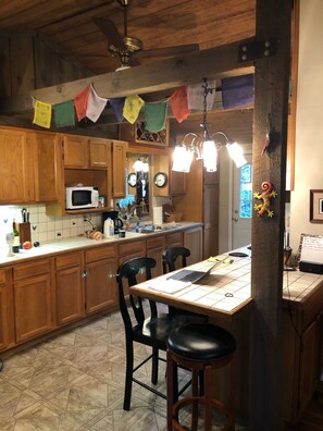 Dining - A remote country cabin surrounded by Forests, Creeks, and near Cheaha & Pinhoti! (Talladega)