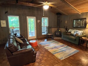 Smart TV, DVD player, books, video library - A remote country cabin surrounded by Forests, Creeks, and near Cheaha & Pinhoti! (Talladega)