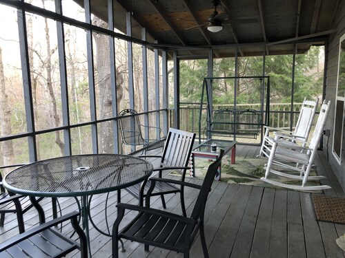 A remote country cabin surrounded by Forests, Creeks, and near Cheaha & Pinhoti!