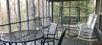 A remote country cabin surrounded by Forests, Creeks, and near Cheaha & Pinhoti!