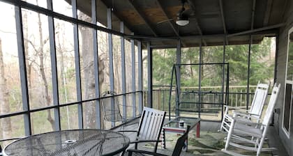 A remote country cabin surrounded by Forests, Creeks, and near Cheaha & Pinhoti!