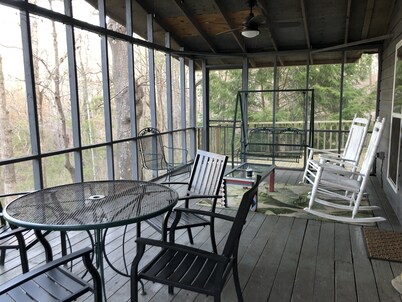 A remote country cabin surrounded by Forests, Creeks, and near Cheaha & Pinhoti!