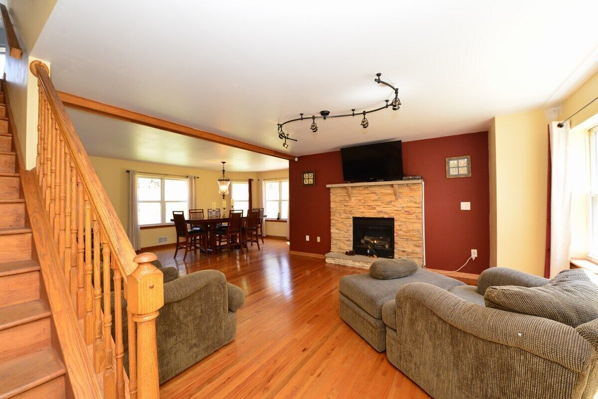 10 Acres  Secluded  Property, Hot Tub , Pool, Sauna, WiFi, Pond, Central AC