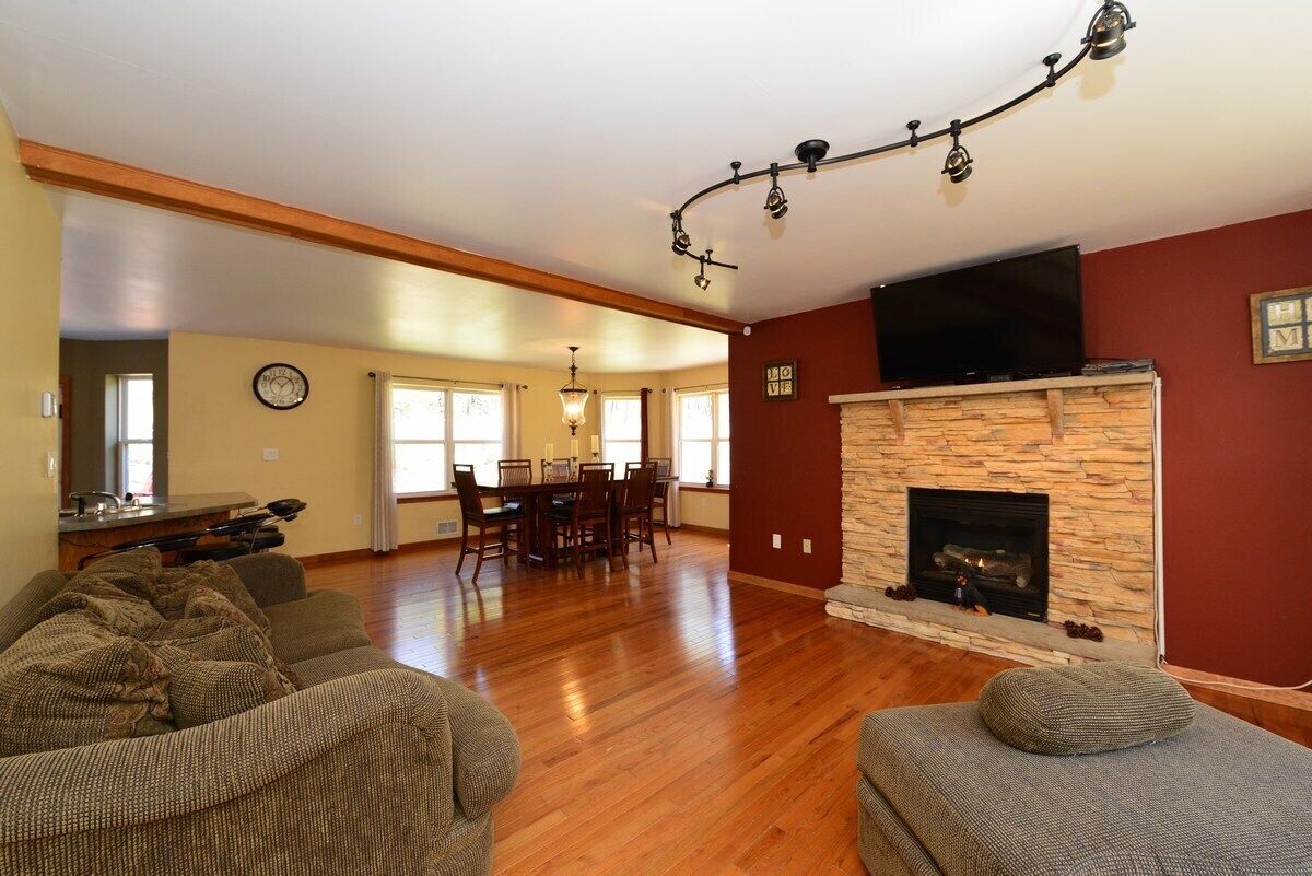 10 Acres  Secluded  Property, Hot Tub , Pool, Sauna, WiFi, Pond, Central AC