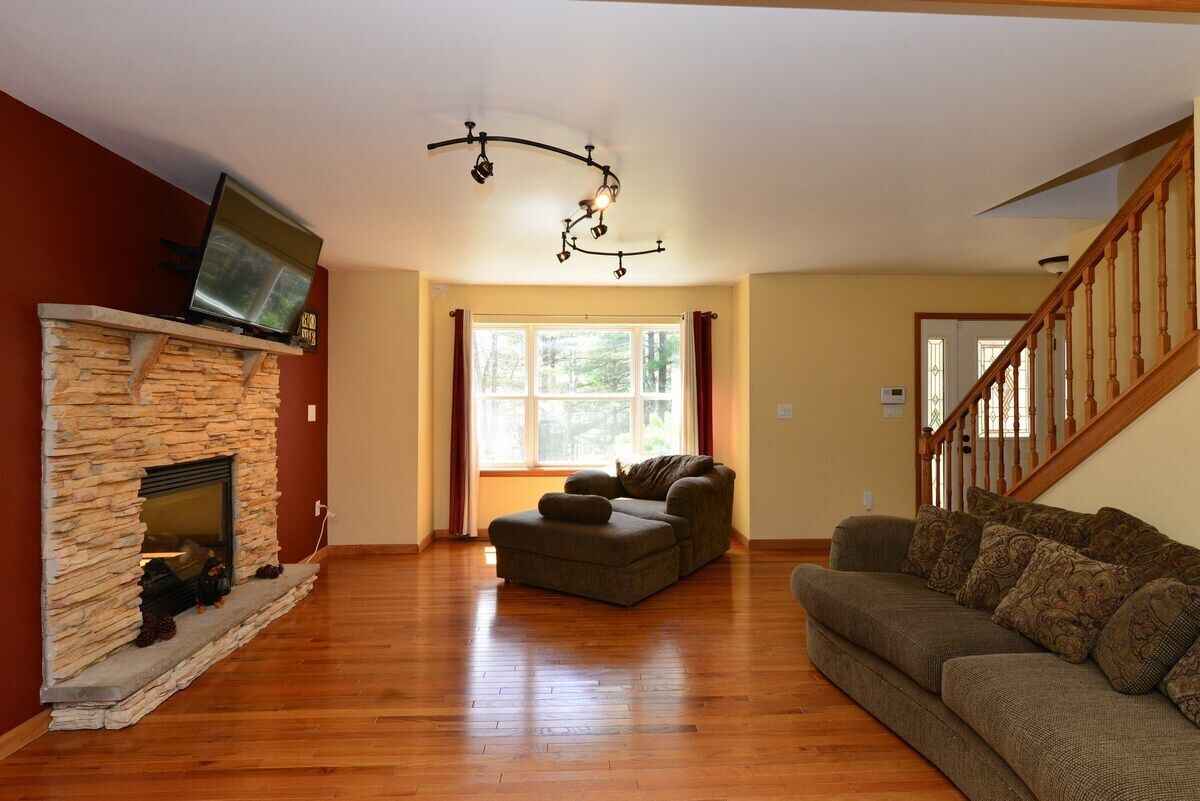 10 Acres  Secluded  Property, Hot Tub , Pool, Sauna, WiFi, Pond, Central AC