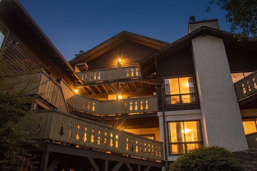 Alpine Riverside Retreat Downtown Helen, 2 King Suites, 3 full Baths