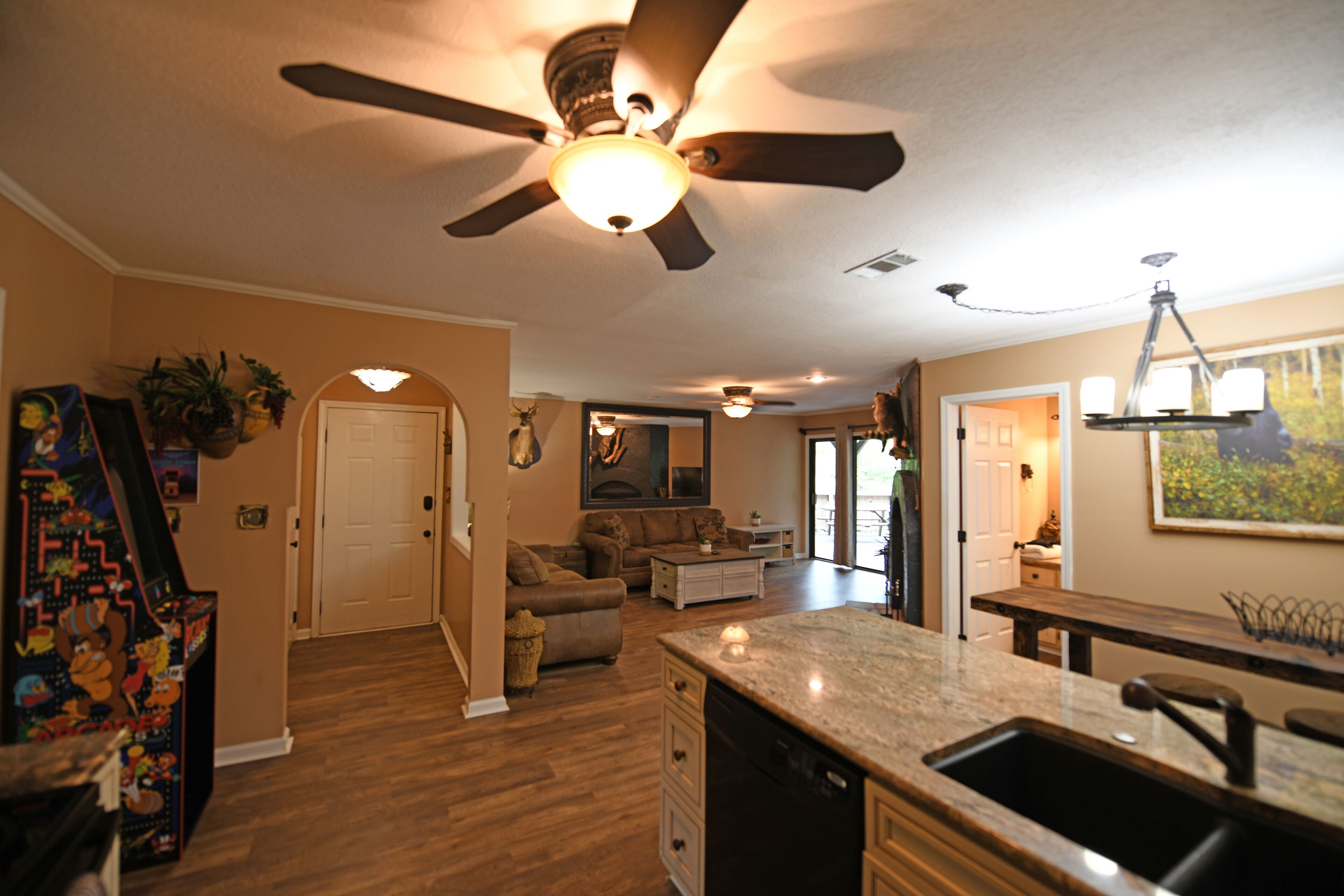 Alpine Riverside Retreat Downtown Helen, 2 King Suites, 3 full Baths