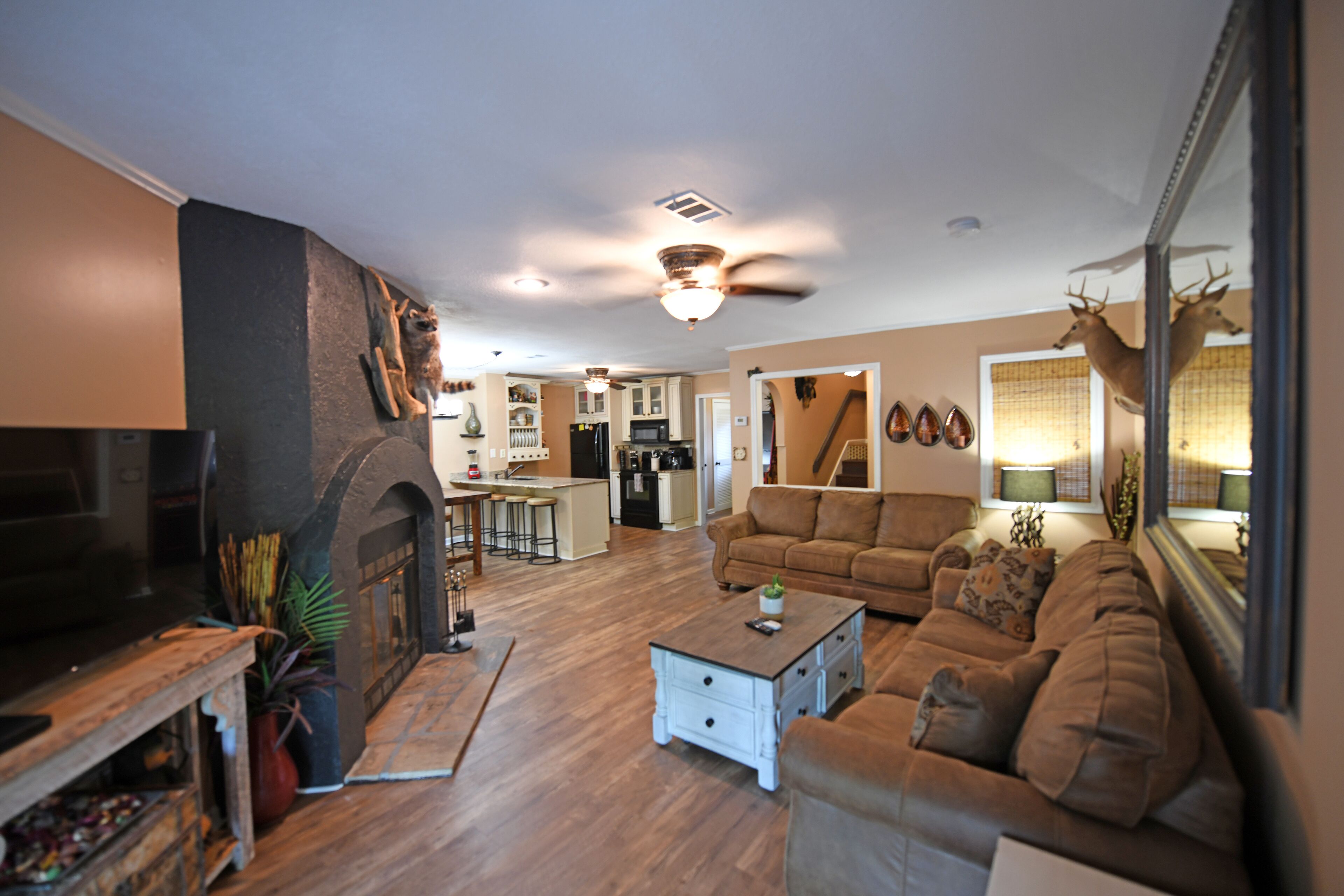 Alpine Riverside Retreat Downtown Helen, 2 King Suites, 3 full Baths