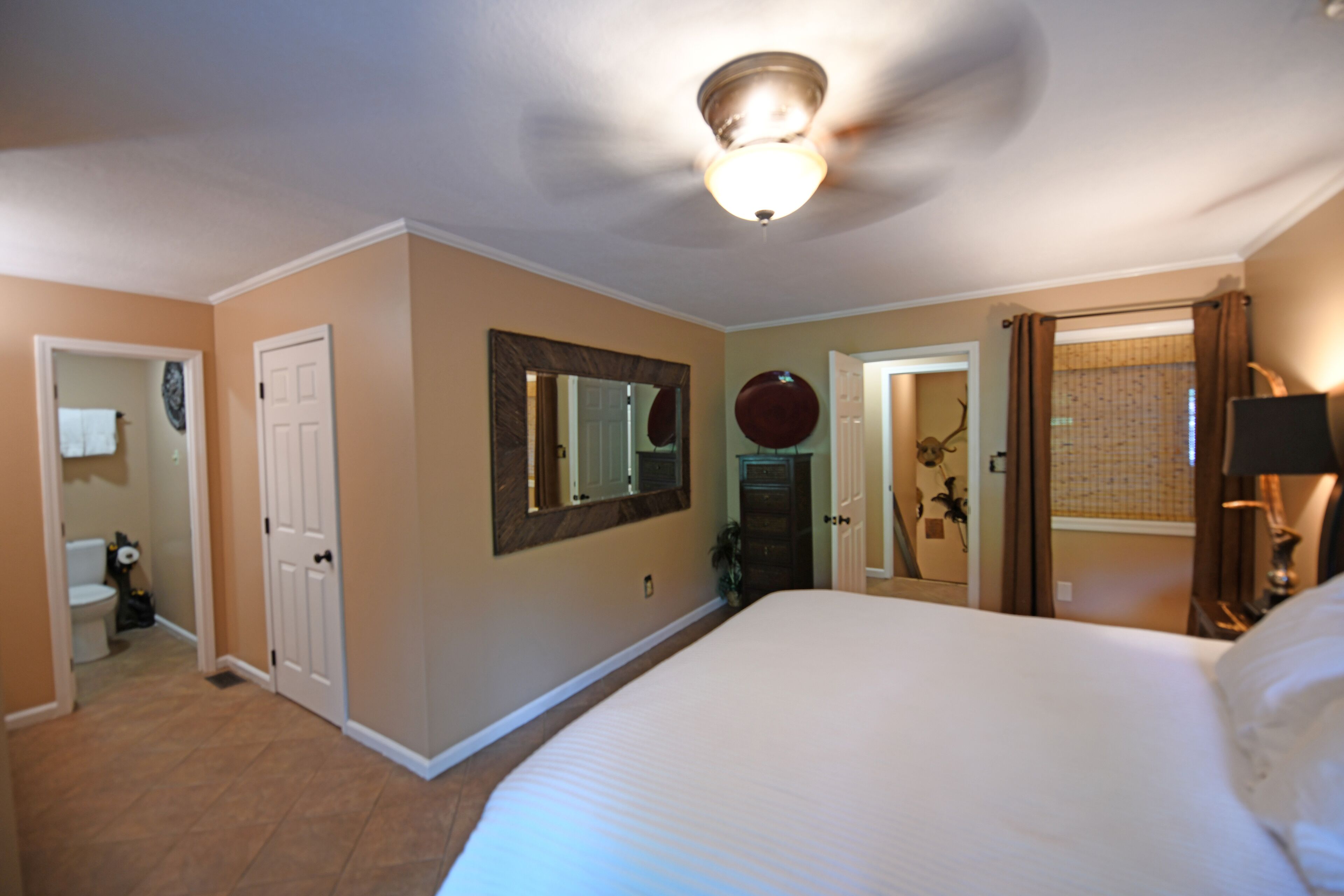 3 slaapkamers, een strijkplank/strijkijzer, gratis wifi, beddengoed