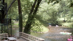 Un pontile di legno che si affaccia su un fiume con zattere.