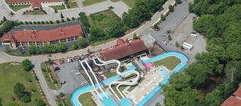 Alpine Riverside Retreat Downtown Helen, 2 King Suites, 3 full Baths