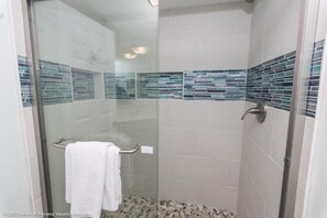 Secador de pelo, toallas, papel higiénico