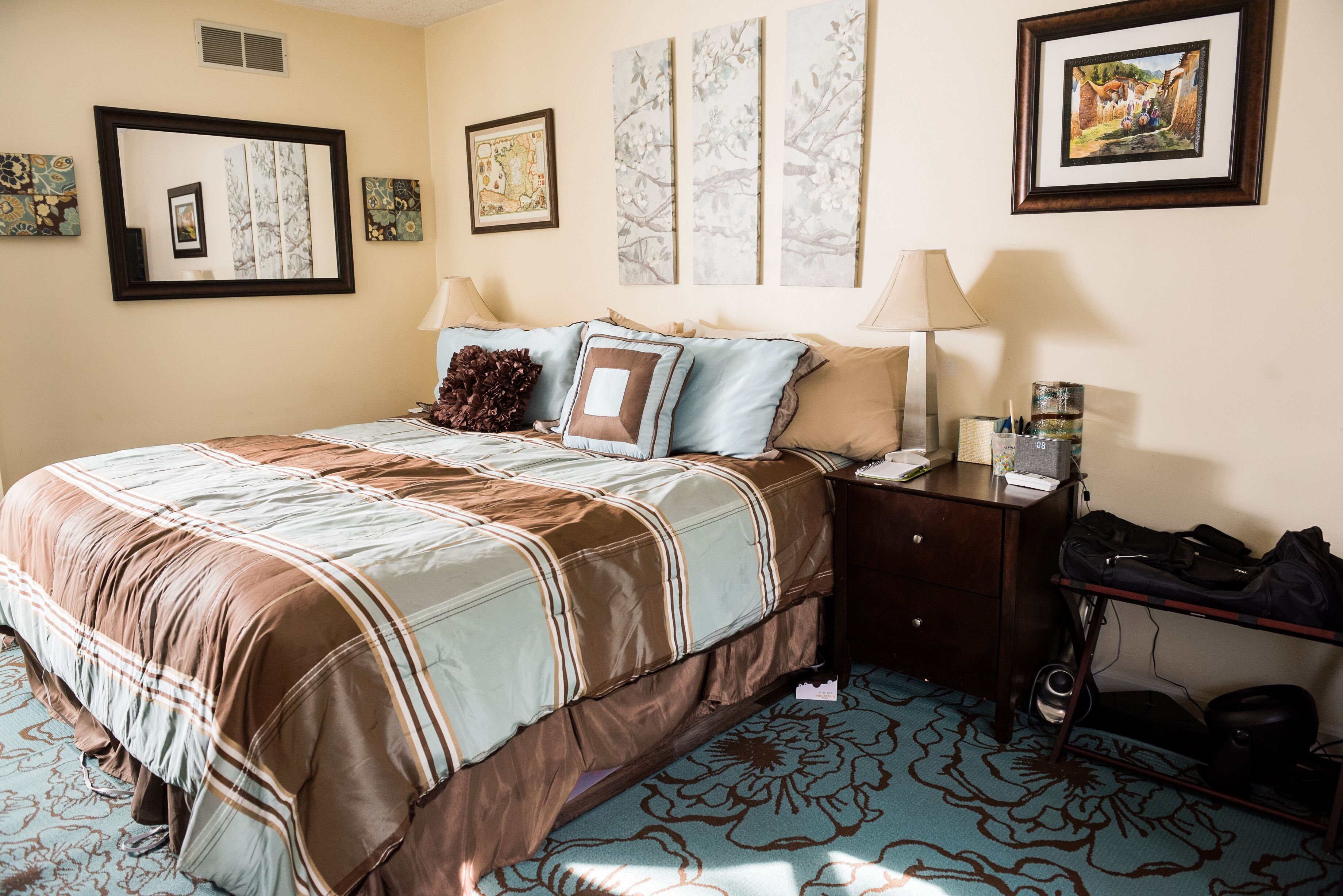 Lots free parking, hot tub, tree house, outdoor oasis - NOT party house