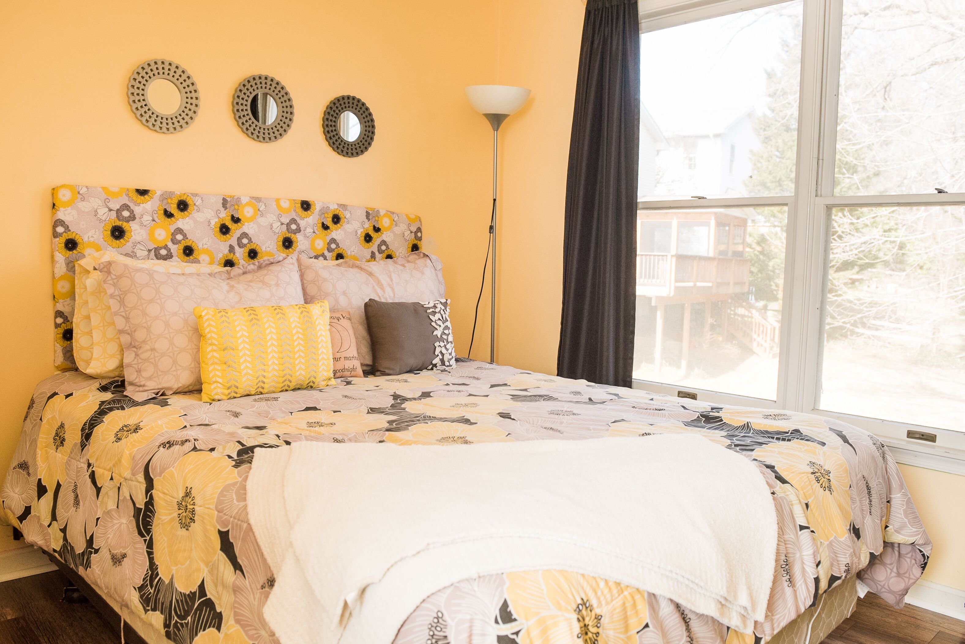 Lots free parking, hot tub, tree house, outdoor oasis - NOT party house