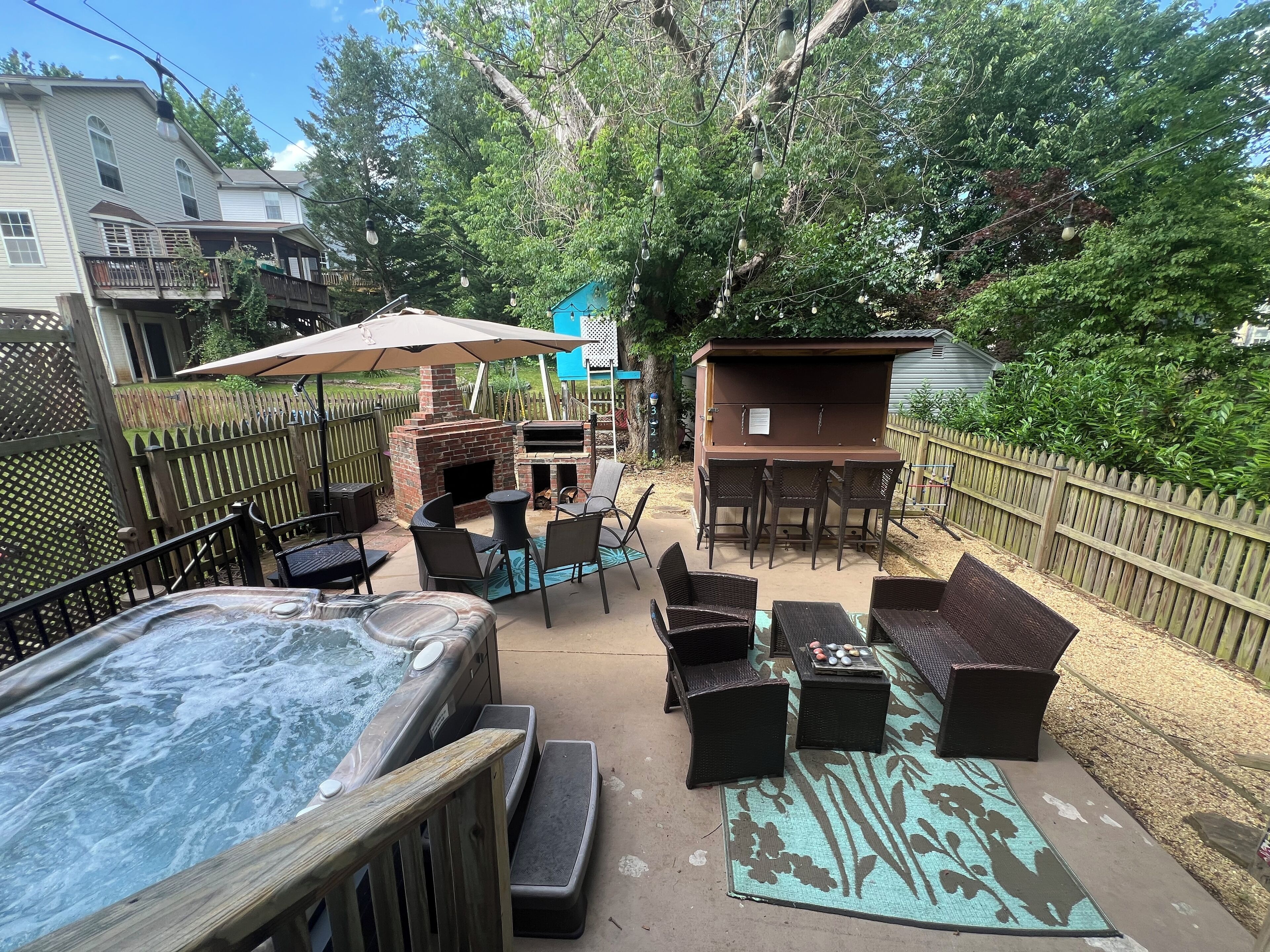 Lots free parking, hot tub, tree house, outdoor oasis - NOT party house
